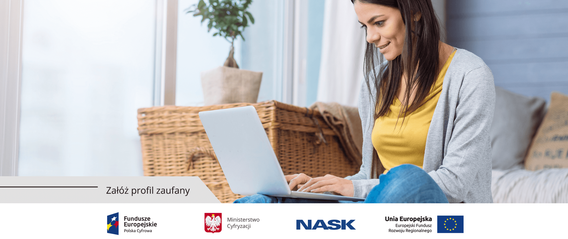 Kobieta siedzi przy laptopie.