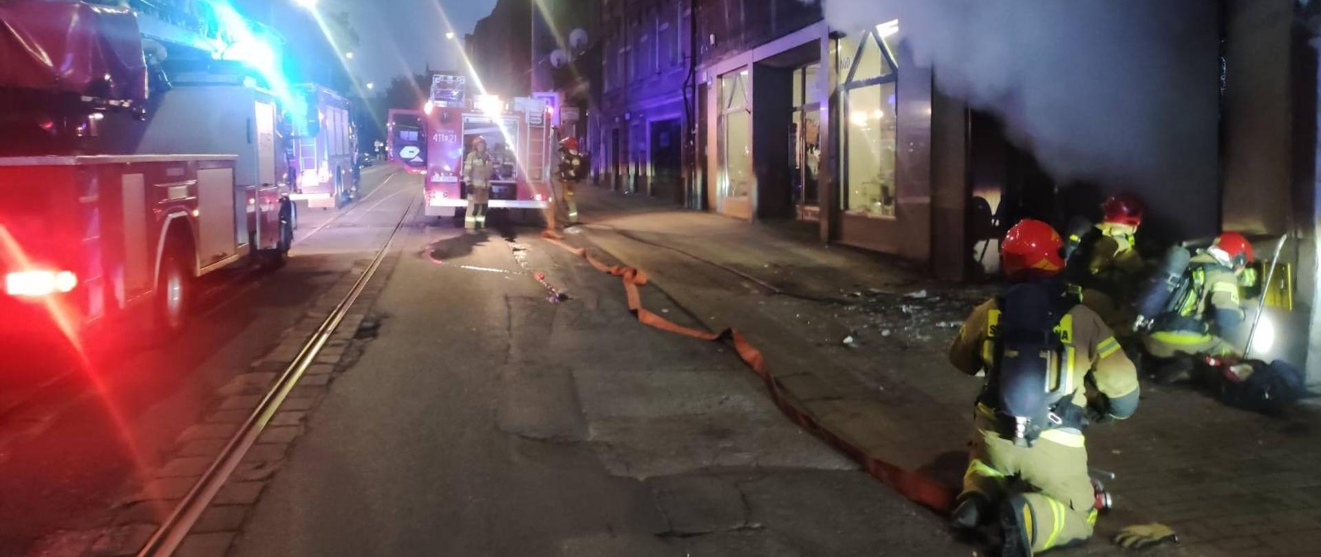 Zadymienie z budynku na parterze