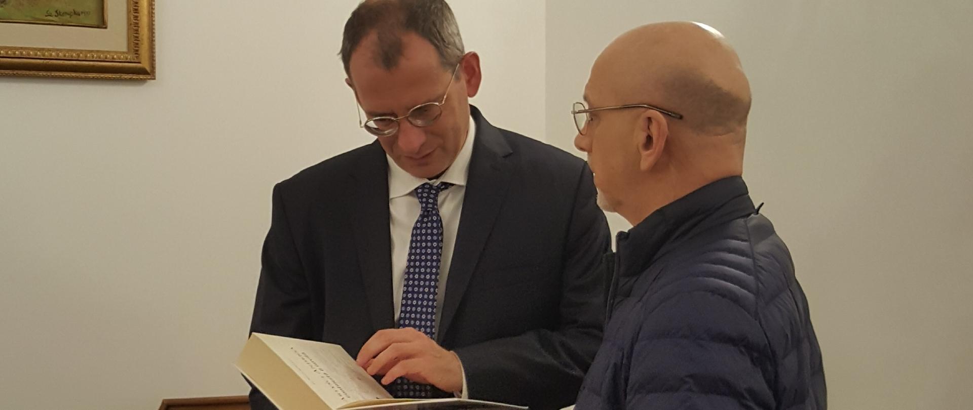 Prof. Jan W. Sienkiewicz z p. Ambasadorem Michałem Łabendą