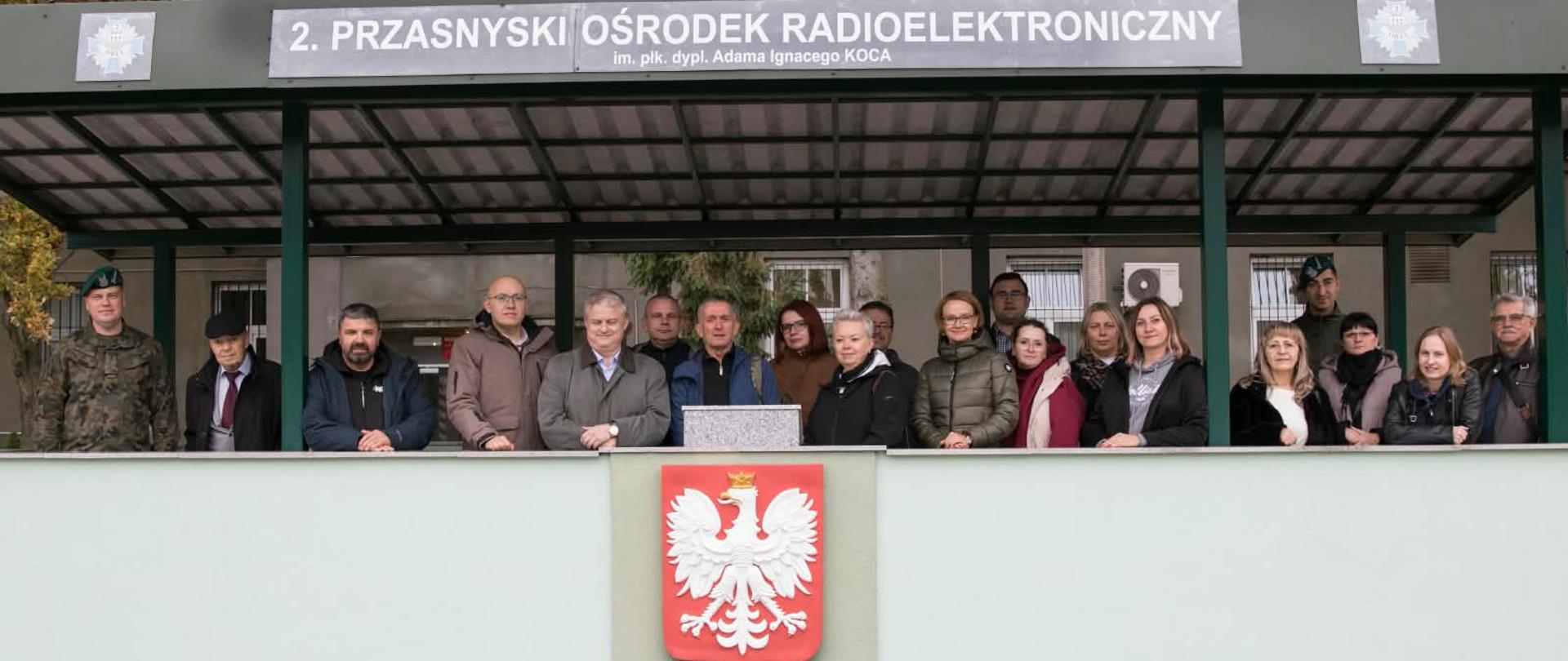 Zdjęcie przedstawia uczestników SZKOLENIA PROOBRONNEGO W 2. OŚRODKU RADIOELEKTRONICZNYM W BAZIE WOJSKOWEJ W PRZASNYSZU 