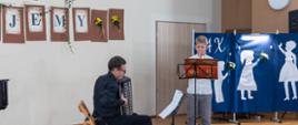 uczeń grający na trąbce oraz nauczyciel grający na akordeonie