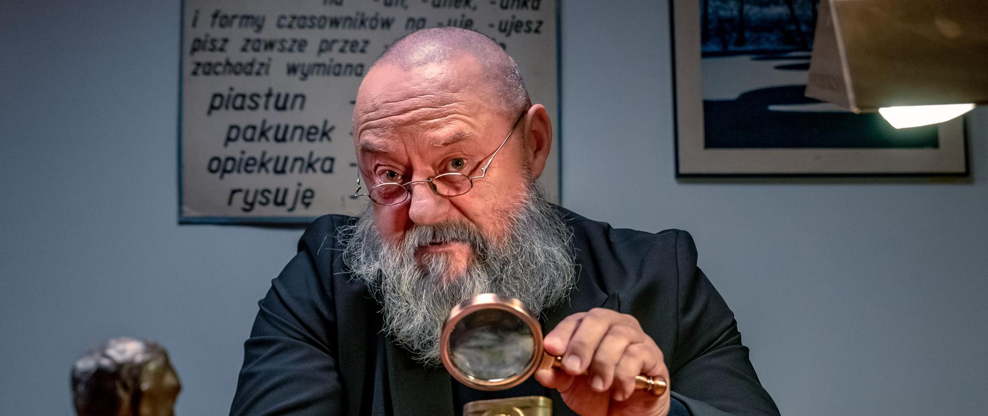 Zdjęcie promujące akcję "Kto Ty Jesteś", Brodaty Pan z lupą.