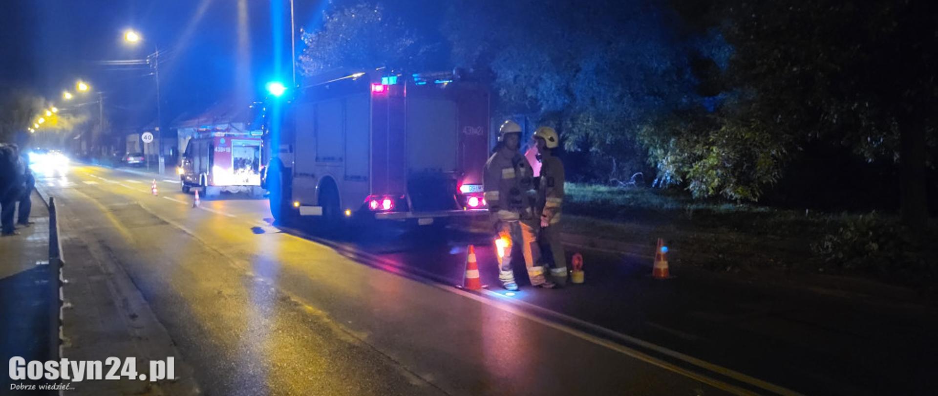 Strażacy zabezpieczają miejsce zdarzenia.