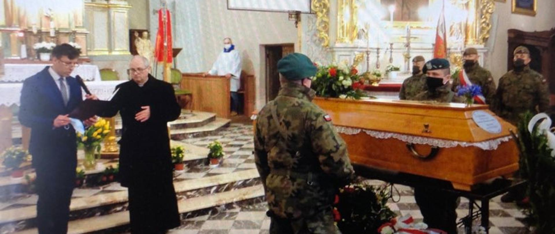 Na zdjęciu znajdują się ludzie w kościele podczas pogrzebu śp. Dobrosławy Ciborskiej ps. „Sława”