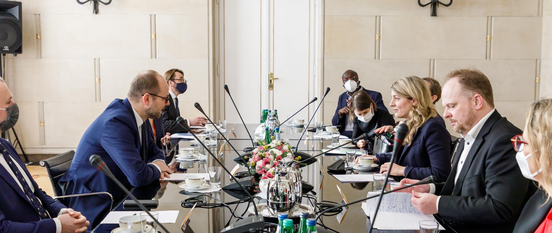 Rozmowa wiceministra Przydacza z minister spraw zagranicznych Kanady Mélanie Joly