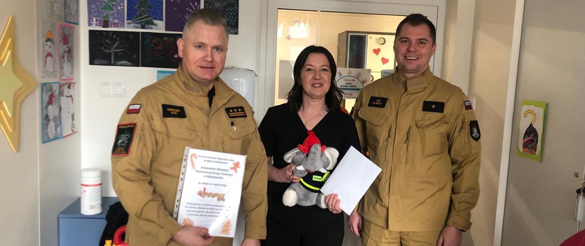 Komendant Miejski PSP w Białymstoku podczas przekazywania zebranych środków