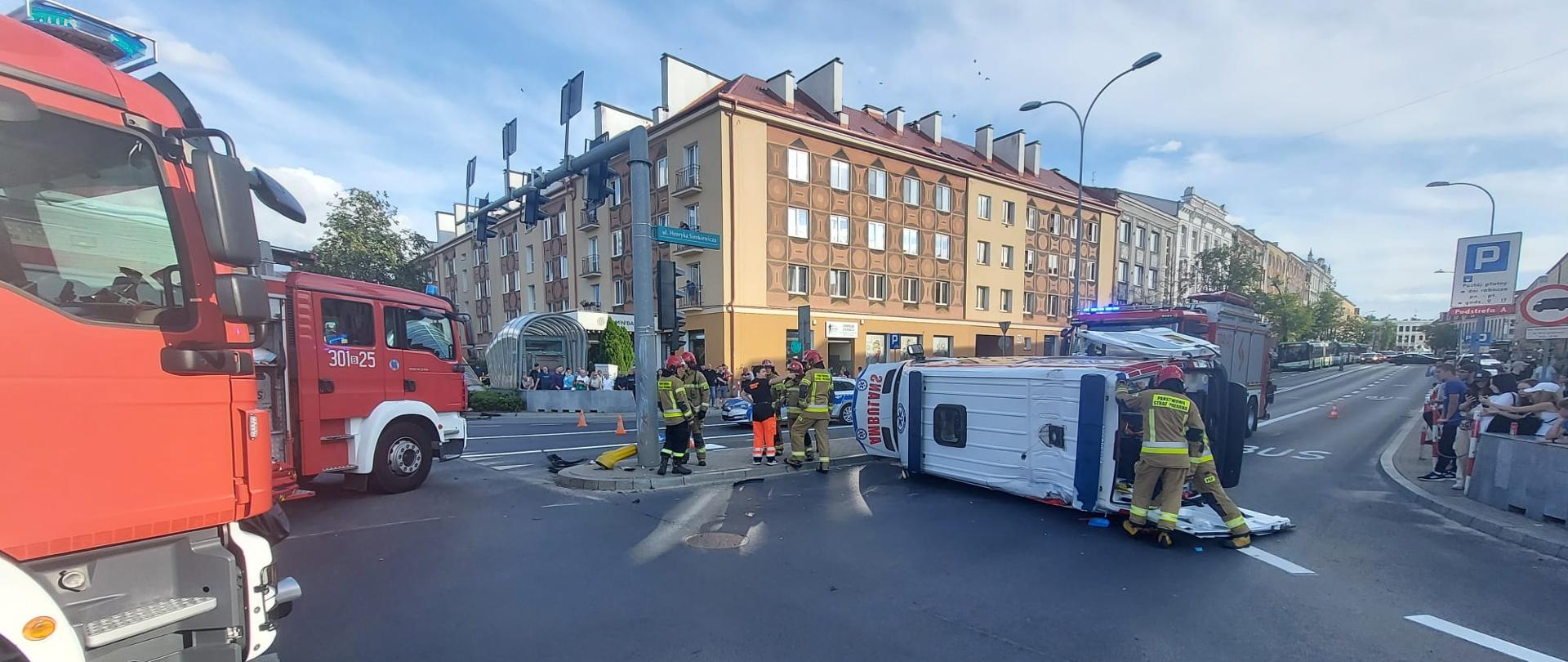 Zderzenie karetki pogotowia i samochodu osobowego
