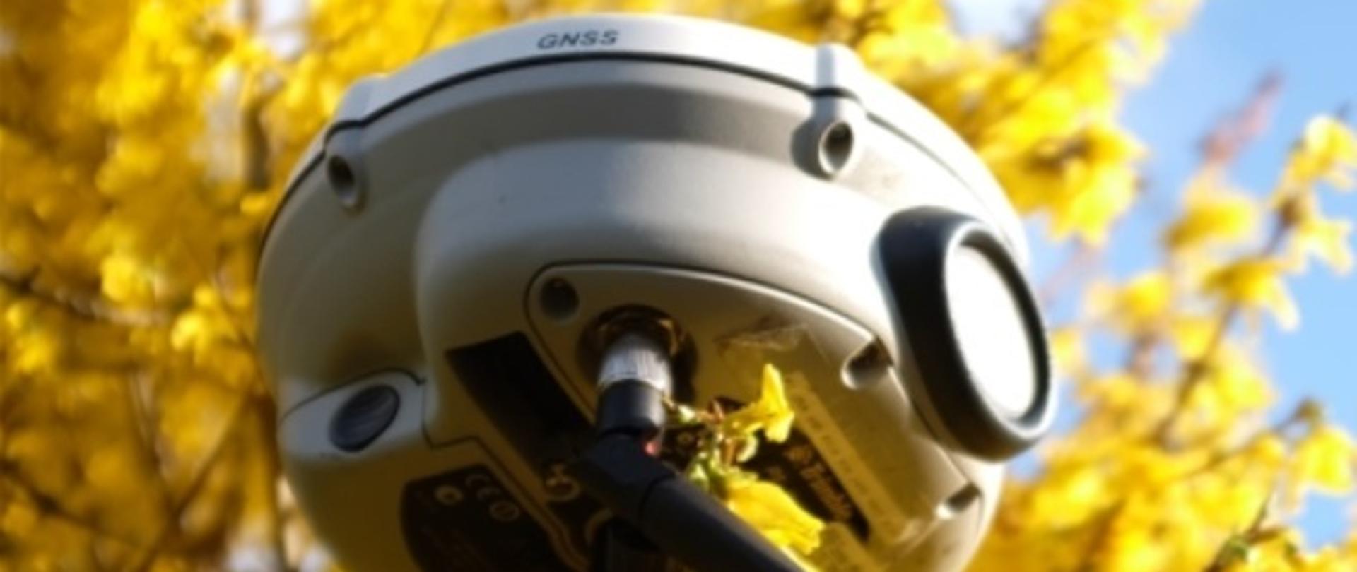 Rysunek przedstawiający sprzęt GNSS podczas pomiarów