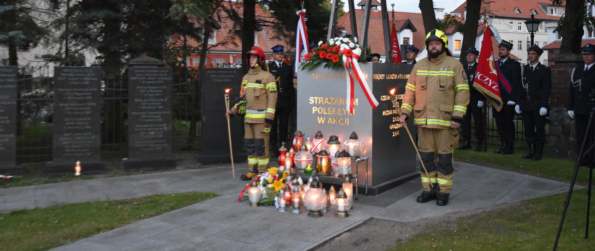 strażacy, pomnik, znicze