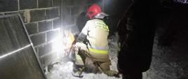 Działania ratownicze przy uszkodzonym budynku inwentarskim