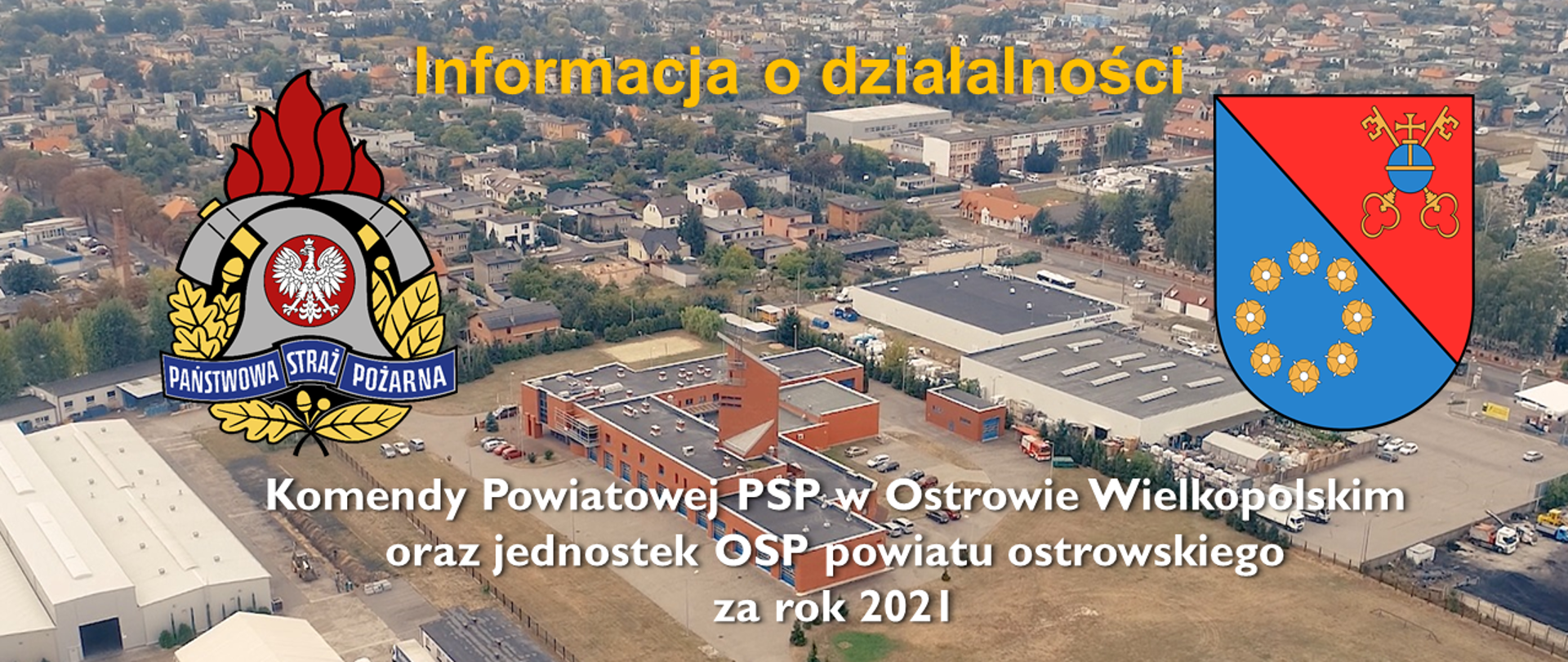 Slajd tytułowy prezentacji podsumowującej działalność KP PSP w roku 2021, zawierający panoramę KP PSP, logo PSP i herb powiatu ostrowskiego.