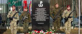 Na zdjęciu widać młodzież ubraną w mundury wojskowe trzymającą wartę przy pomniku AK.