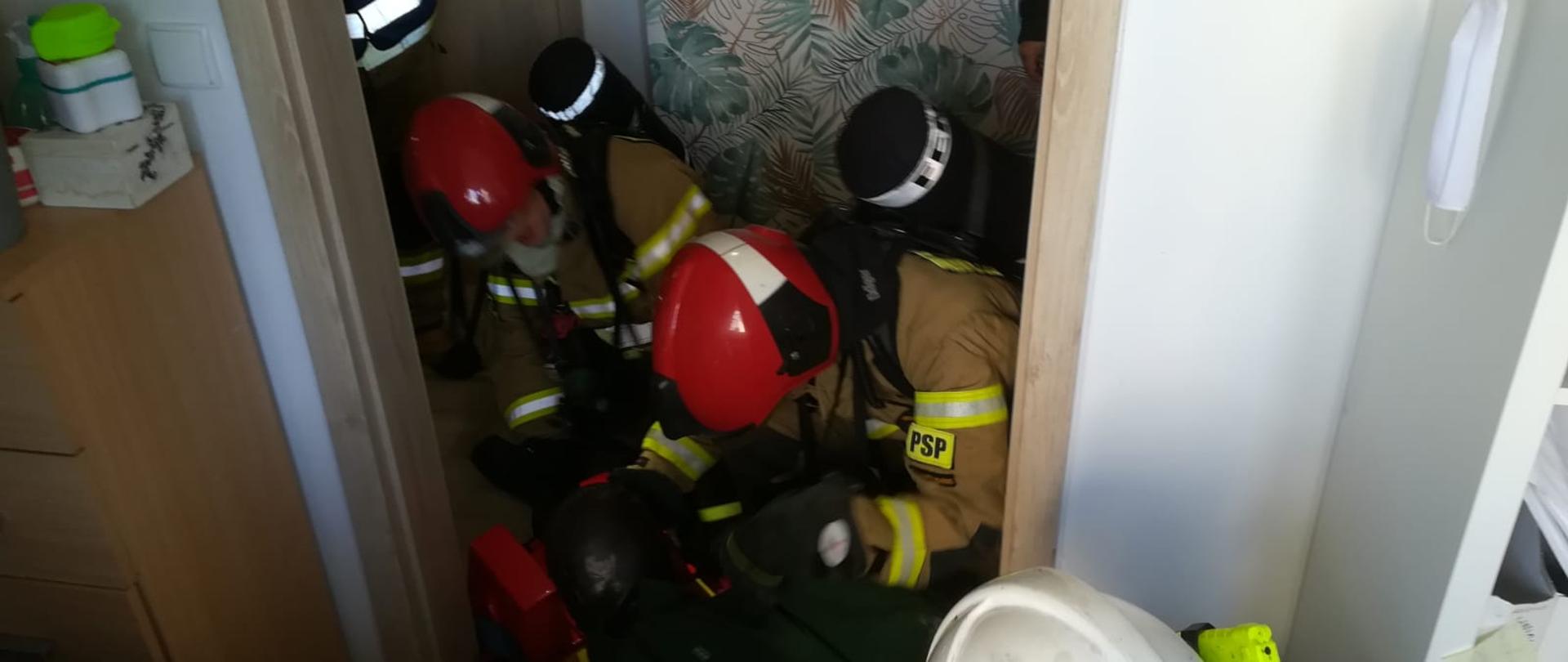 Strażacy w trakcie ćwiczeń.