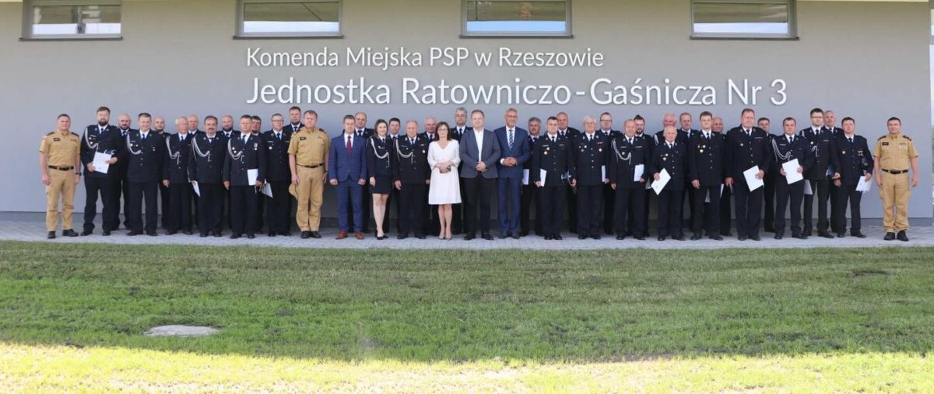 Uczestnicy uroczystości podpisania umów dla jednostek ochotniczych straży pożarnych podczas wykonania zdjęcia grupowego
