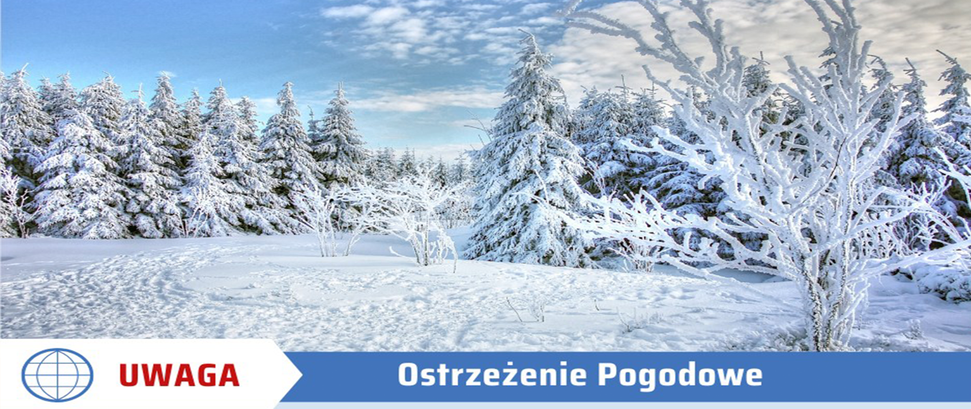 Zimowy krajobraz pokryty grubą warstwą śniegu. W tle stoją gęste, oblodzone świerki, a na pierwszym planie jasne, oszronione gałęzie drzew i krzewów. Na dole grafiki znajduje się pasek informacyjny z czerwoną ikoną globu i napisem „UWAGA”, a obok niebieski baner z tekstem „Ostrzeżenie Pogodowe”. Scena utrzymana jest w chłodnych barwach, podkreślających zimowe warunki.