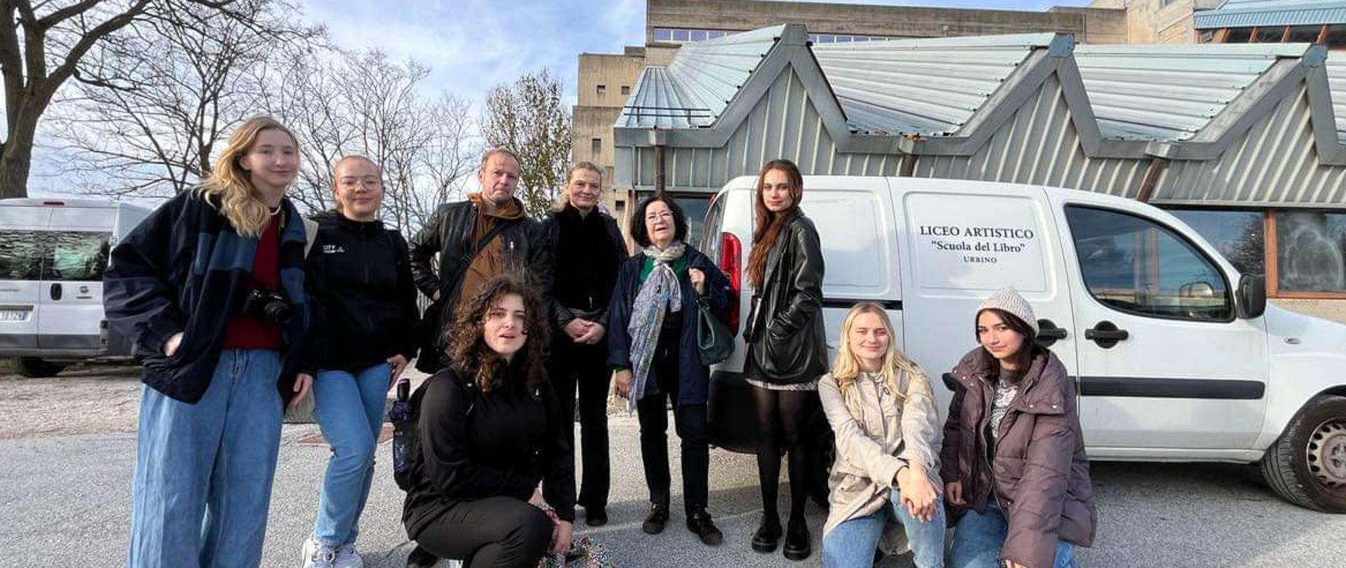 Polska grupa przed wejściem do szkoły