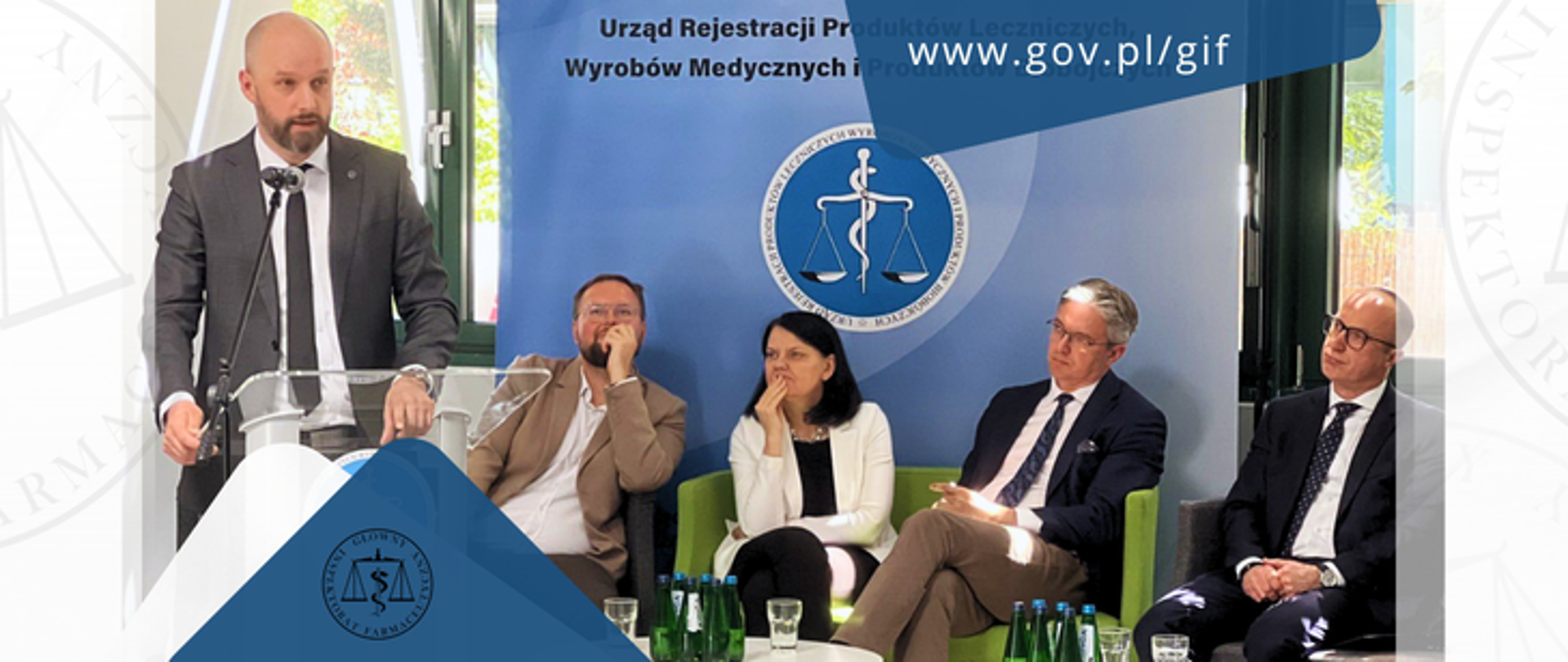 Główny Inspektor Farmaceutyczny przemawia podczas konferencji „Nowa polityka lekowa UE: bezpieczeństwo, dostępność, innowacje”. Wystąpienia słuchają (od lewej): dyrektor Departamentu Polityki Lekowej i Farmacji Mateusz Oczkowski, Podsekretarz Stanu w Ministerstwie Zdrowia Katarzyna Kacperczyk, Przewodniczący Komisji Zdrowia Publicznego Parlamentu Europejskiego Adam Jarubas, Prezes Urzędu Rejestracji Produktów Leczniczych Grzegorz Cessak.