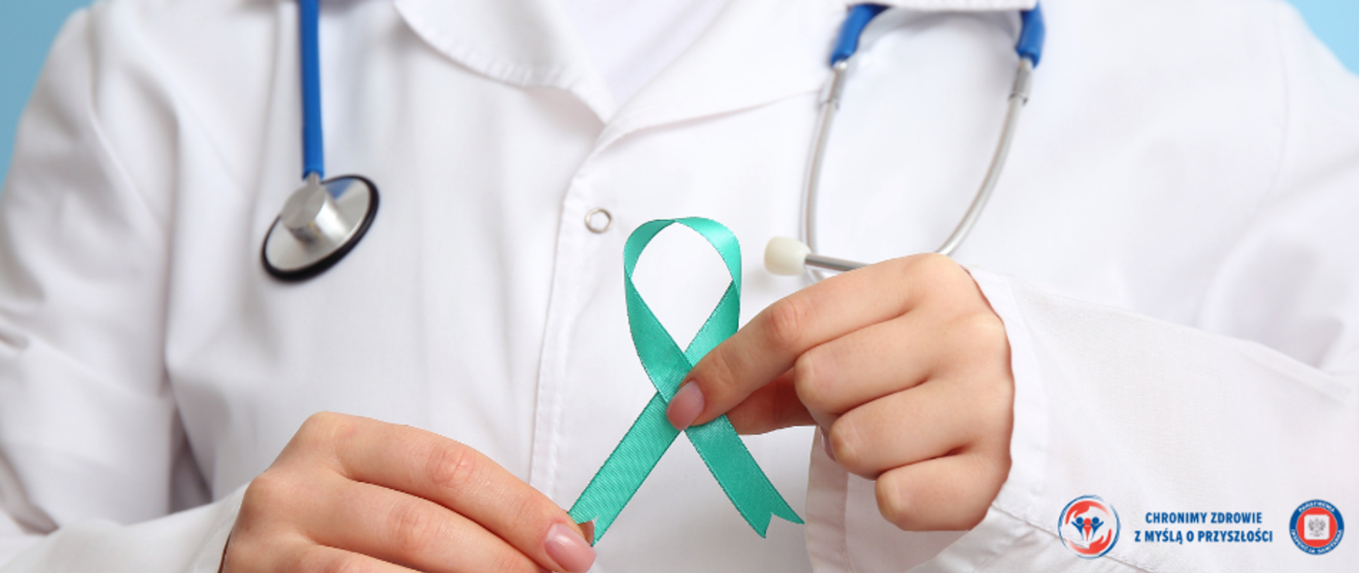 lekarz ze stetoskopem, który trzyma w ręku zieloną wstążkę, symbol świadomości o raku szyjki macicy