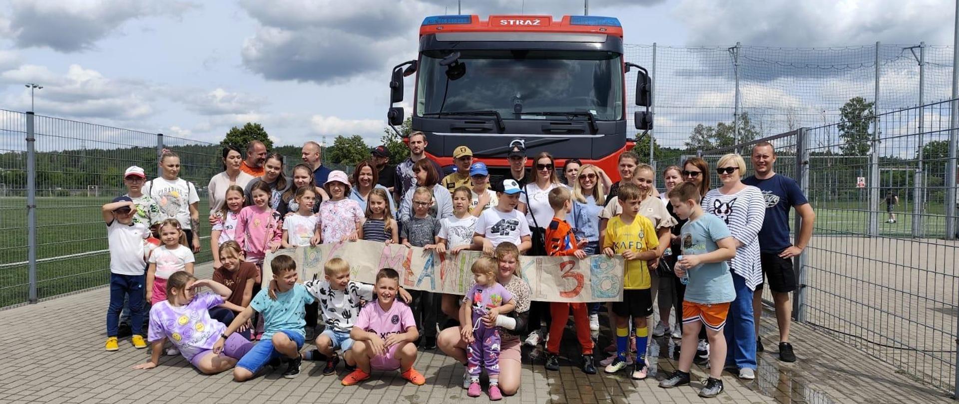 Mławscy strażacy na rodzinnym pikniku SP nr 6 w Mławie na terenie MOSiR