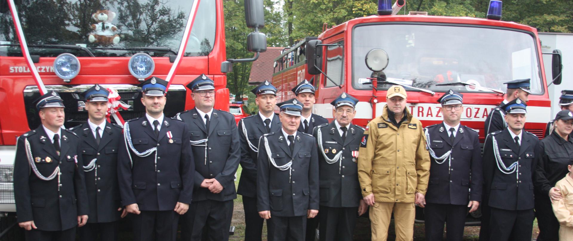 Strażacy przy samochodzie