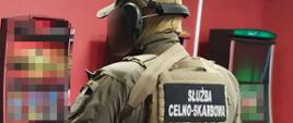 Funkcjonariusz stoi przy automatach do gier hazardowych