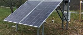 cztery panele fotowoltaiczne na stelażu