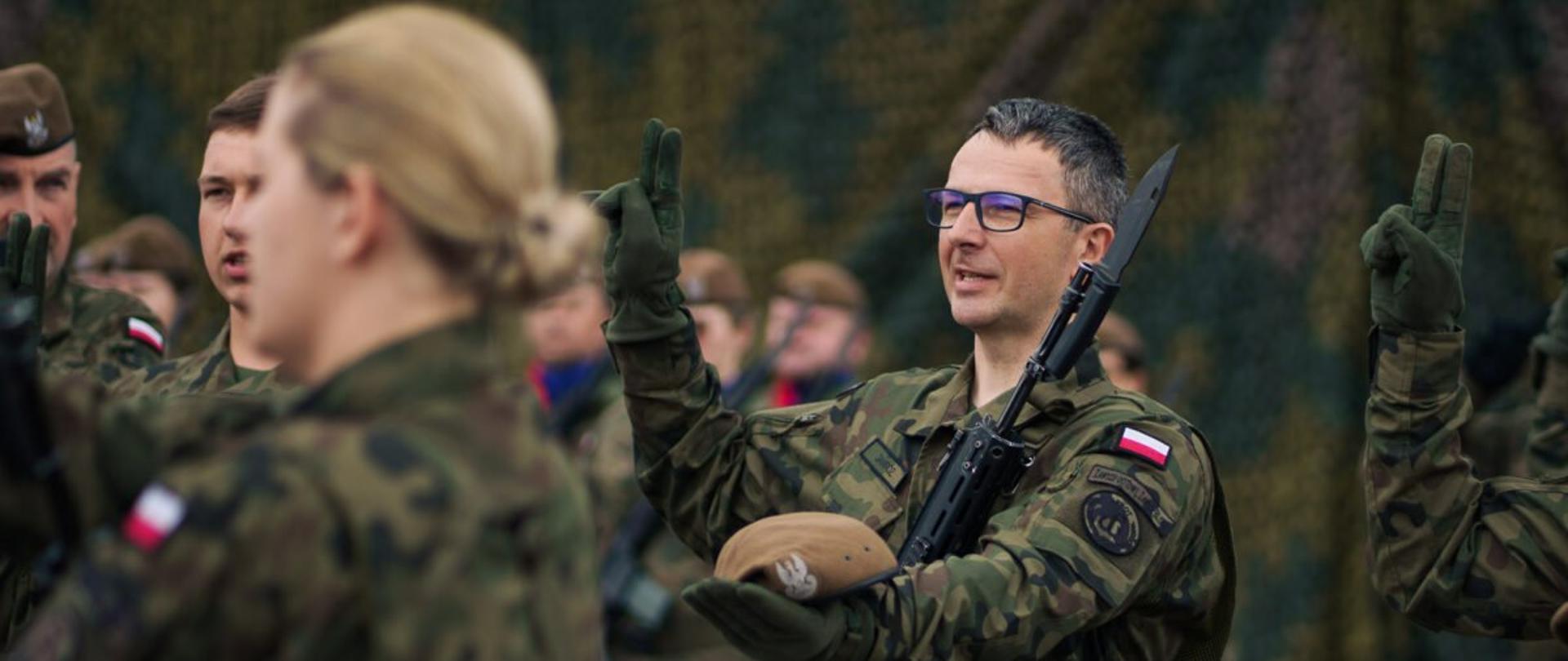 Żołnierze 3. Podkarpackiej Brygady Obrony Terytorialnej podczas przysięgi w Rzeszowie 