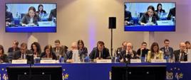 Minister funduszy i polityki regionalnej Katarzyna Pełczyńska-Nałęcz przemawia na nieformalnym spotkaniu ministrów ds. polityki spójności w Mons w Belgii, uczestnicy spotkania siedzą przy stole, na ekranach widać przemawiającą minister Pełczyńską-Nałęcz