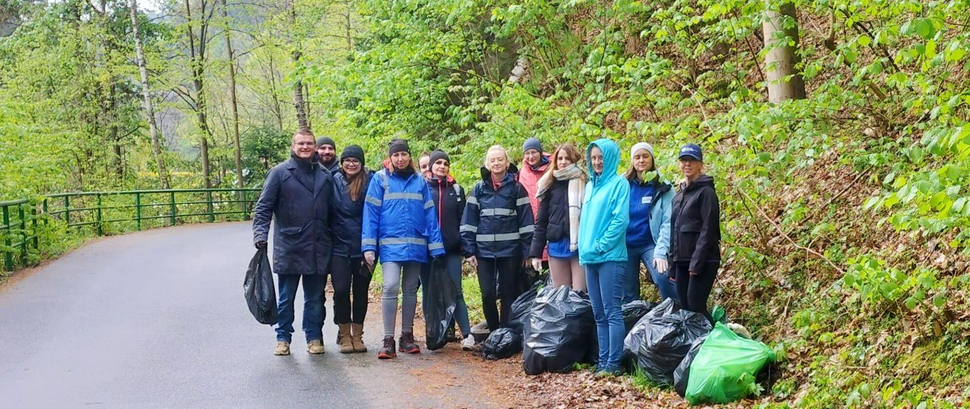 Sprzątanie Borowego Jaru w Parku Krajobrazowym Doliny Bobru z udziałem pracowników Wód Polskich z Zarządu Zlewni w Lwówku Śląskim.