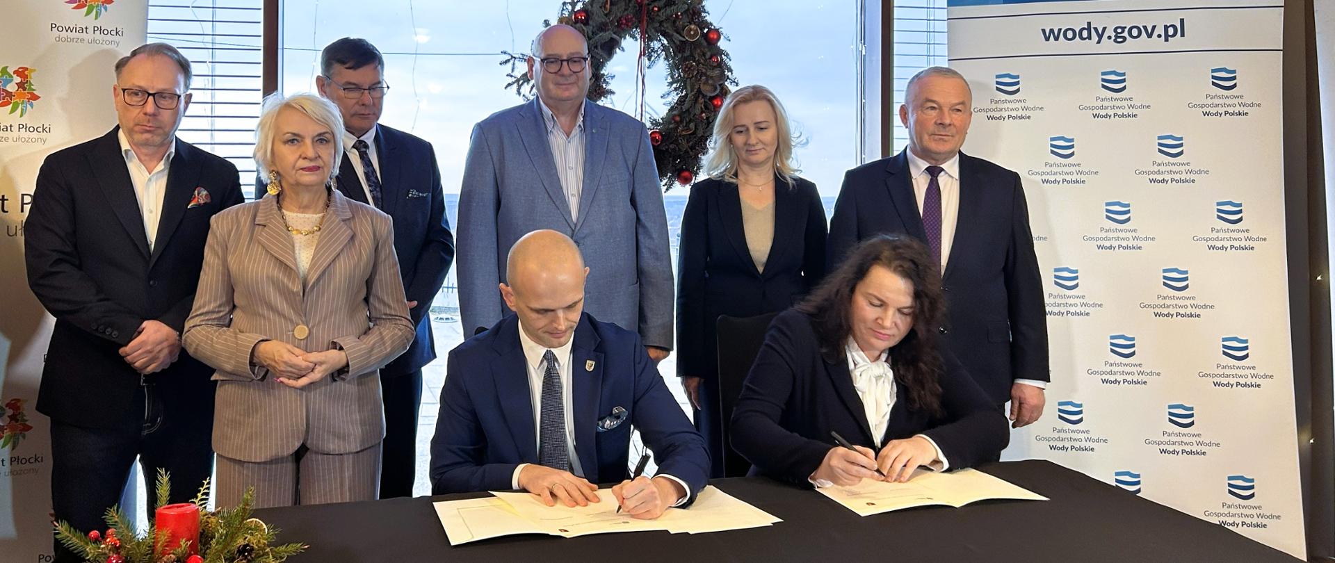 22.12.2025 w Płocku Magdalena Żmuda – zastępca prezesa Wód Polskich podpisała list intencyjny ze Starostą Powiatu Płockiego Sylwestrem Ziemkiewiczem