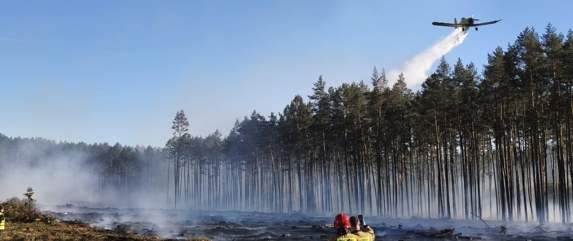 Zrzut wody przez samolot gaśniczy Dromader