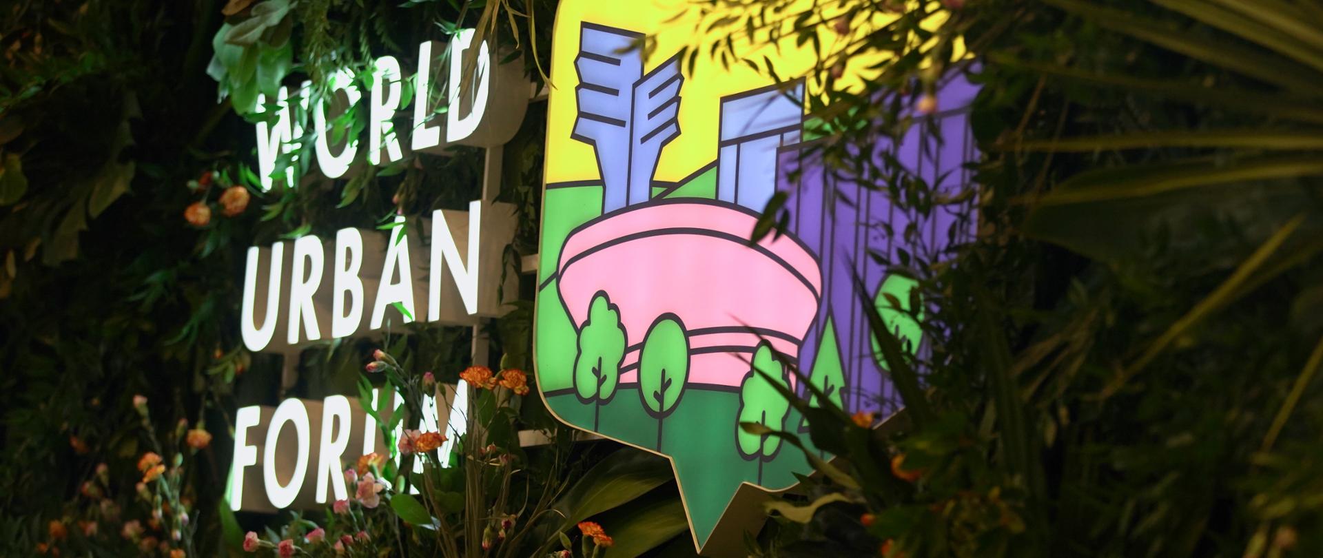 logo World Urban Forum 11 na tle kwiatów