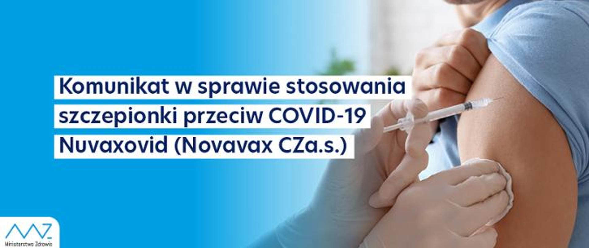 Na zdjęciu po prawej stronie widoczne jest przedramię pacjenta oraz dłonie medyka wykonującego szczepienie. W lewym dolnym rogu znajduje się logo Ministerstwa Zdrowia. W centrum widnieje napis: Komunikat w sprawie stosowania szczepionki przeciw COVID-19 Nuvaxovid (Novavax CZa.s.). Tło jest w odcieniach niebieskiego.