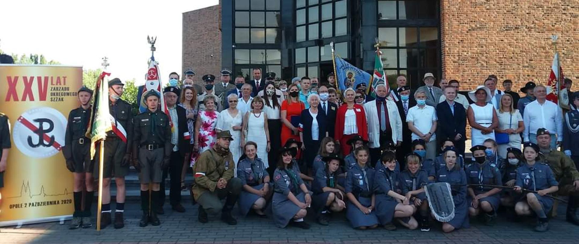 Po uroczystości uczestnicy zrobili wspólne zdjęcie. 