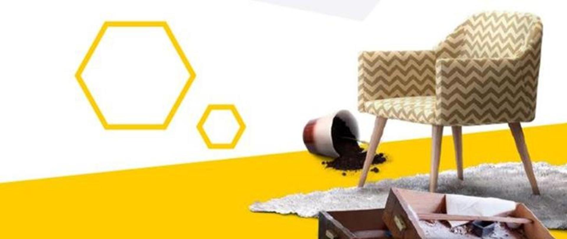 Krzesło przewrócona doniczka dywan wyrzucone na podłogę szuflady