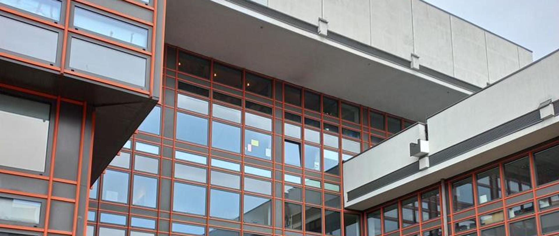 Na zdjęcie wejście do głównego budynku Akademii Sztuk Pięknych w Łodzi