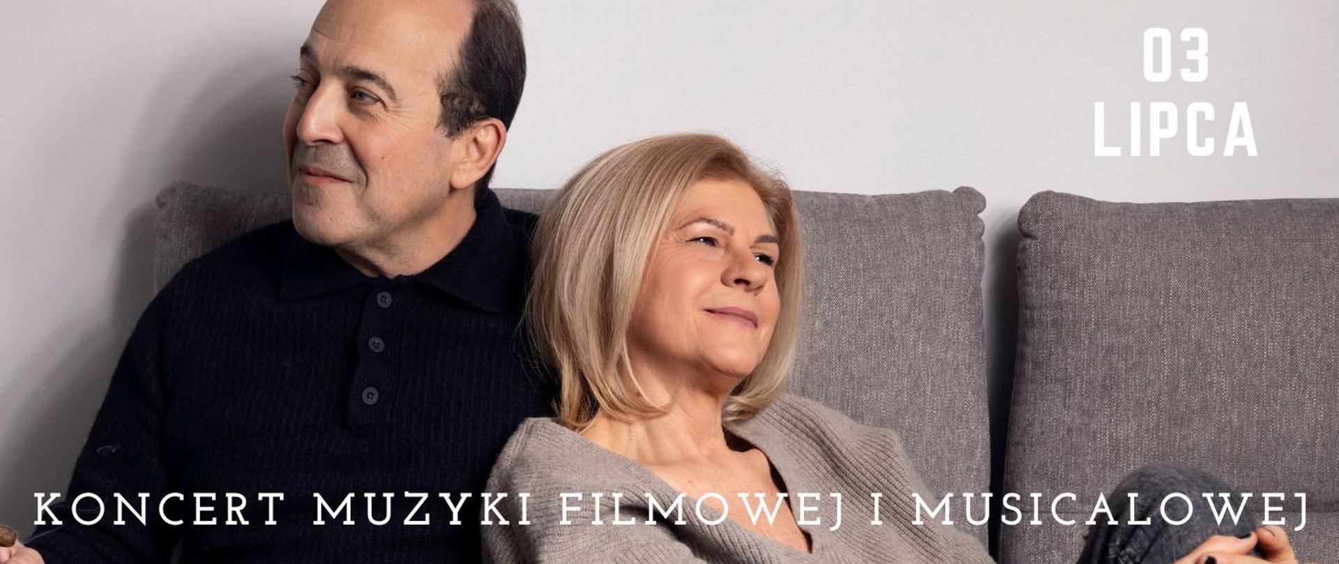 Zdjęcie kobiety i mężczyzny siedzących na kanapie. Zdjęcie przedstawia Tamarę Granat oraz Adriana Kreda, pianistów, którzy 3 lipca zagrają koncert muzyki filmowej i musicalowej.