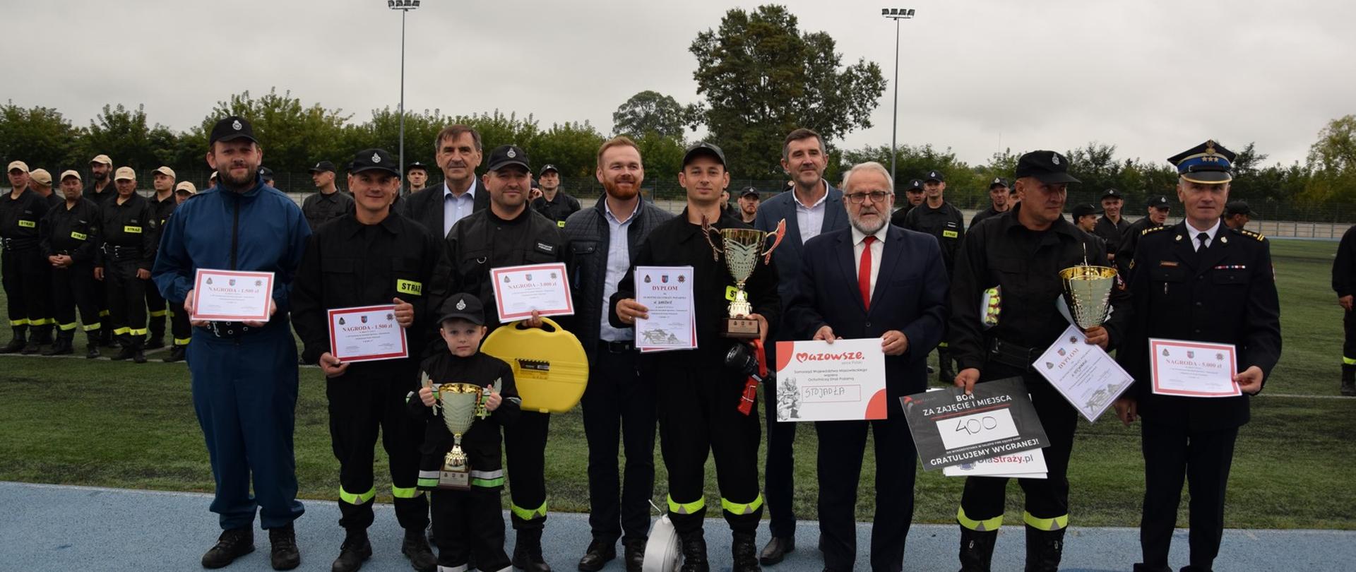 zdjęcie grupowe dowódców najlepszych 5 drużyn z organizatorami i nagrodami