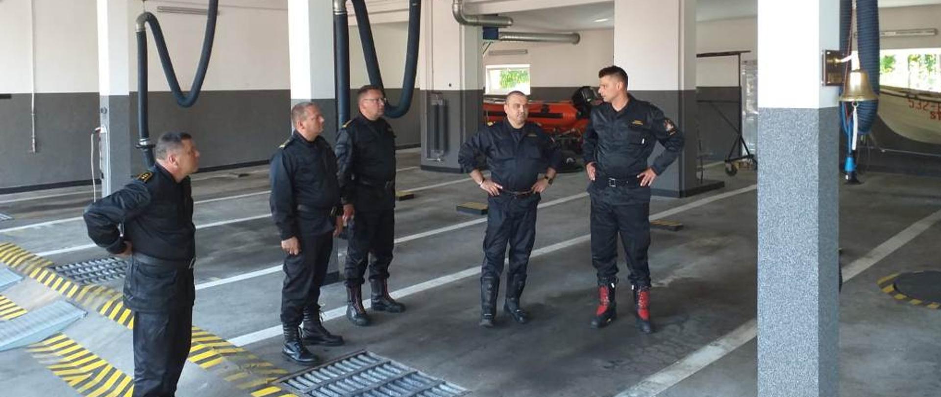 przegląd pomieszczeń, na zdjęciu kierownictwo KW PSP oraz KP PSP w Ostródzie