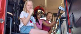 Trzy dziewczynki w wozie strażackim 