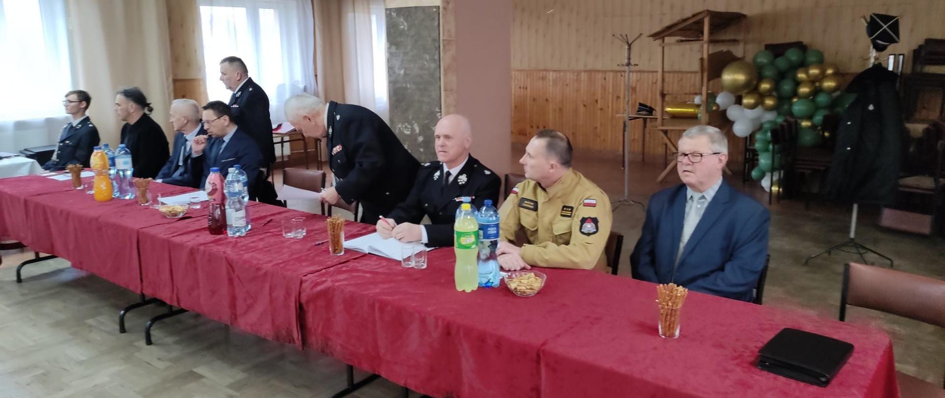 Zdjęcie przedstawia gości i organizatorów spotkania sprawozdawczego Ochotniczej Straży Pożarnej w Morawicy.