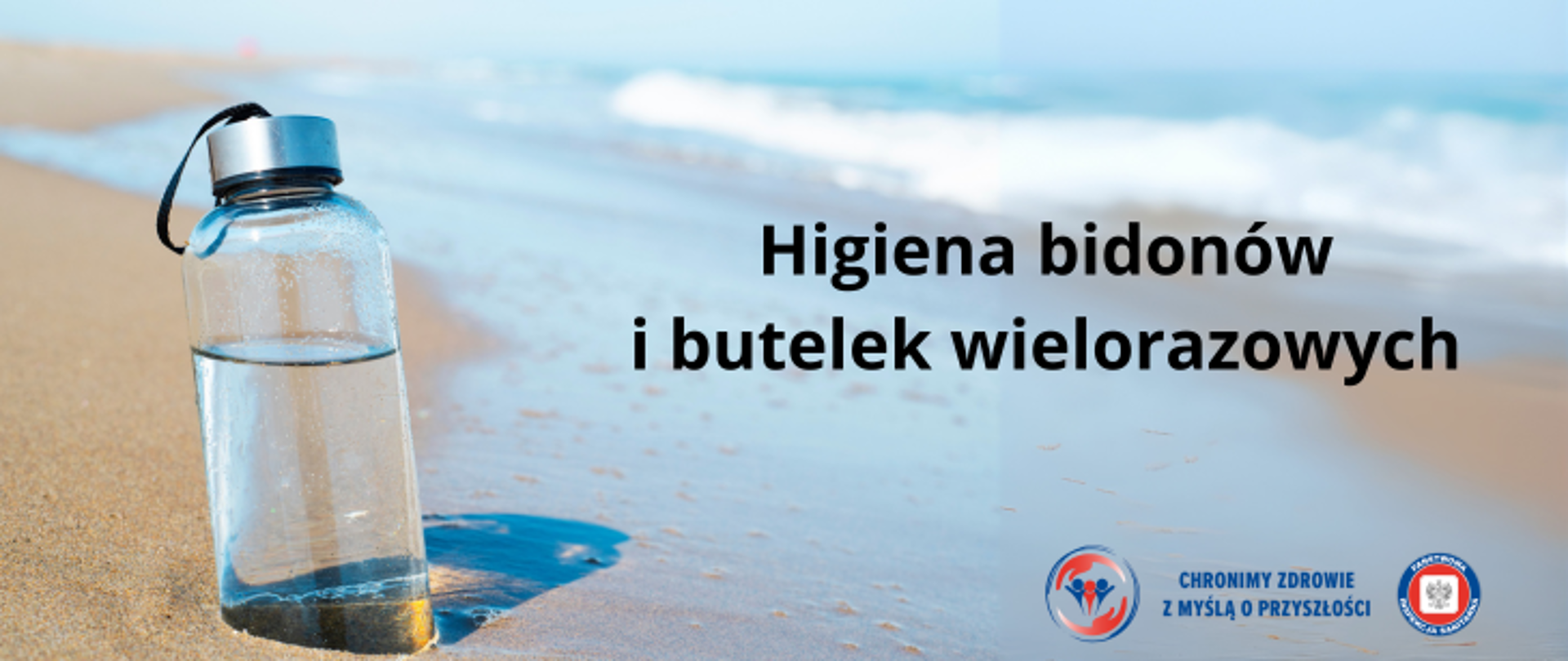 Grafika przedstawia butelkę szklaną z wodą, która znajduje się na piasku przy brzegu morza. Po prawej stronie znajduje się napis Higiena bidonów i butelek wielorazowych. W prawym dolnym rogu umieszczono dwa logo Inspekcji Sanitarnej oraz napis Chronimy Zdrowie z Myślą o przyszłości. 