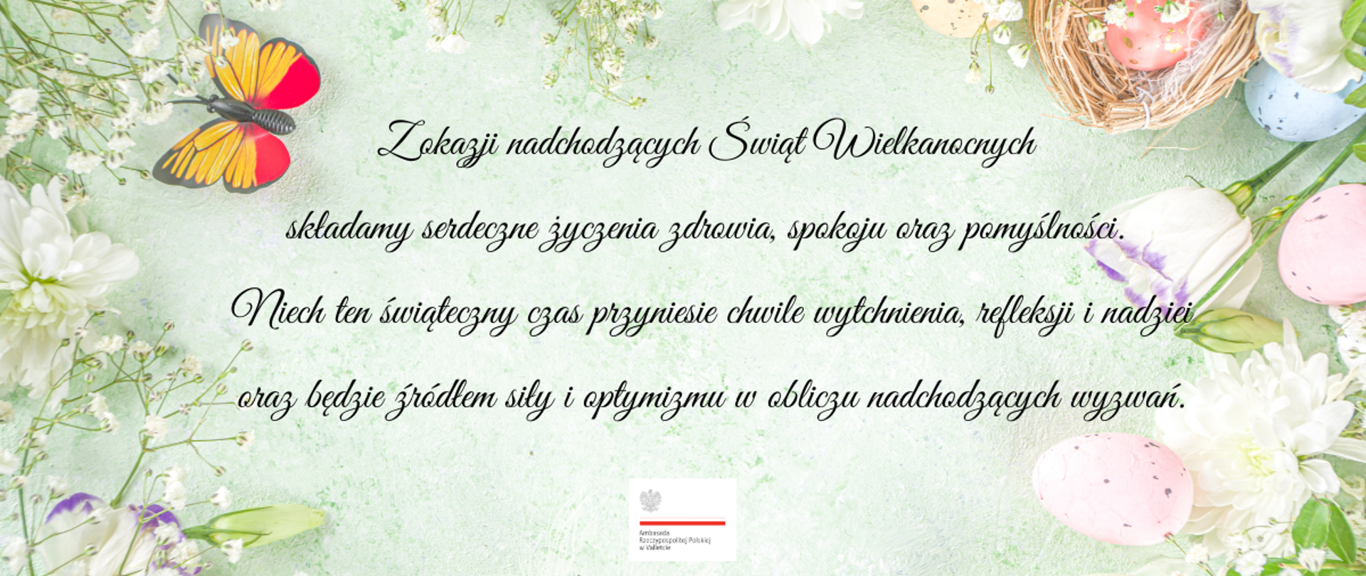 Czarny napis z życzeniami wielkanocnymi na zielonym tle, otoczony ramką z kwiatów, motyli oraz zdobionych jajek.