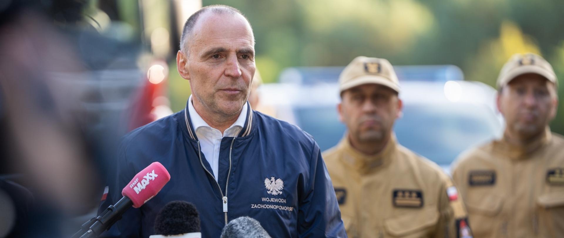 wojewoda Adam Rudawski na briefingu prasowym ze strażakami wyjeżdżającymi na Dolny Śląsk