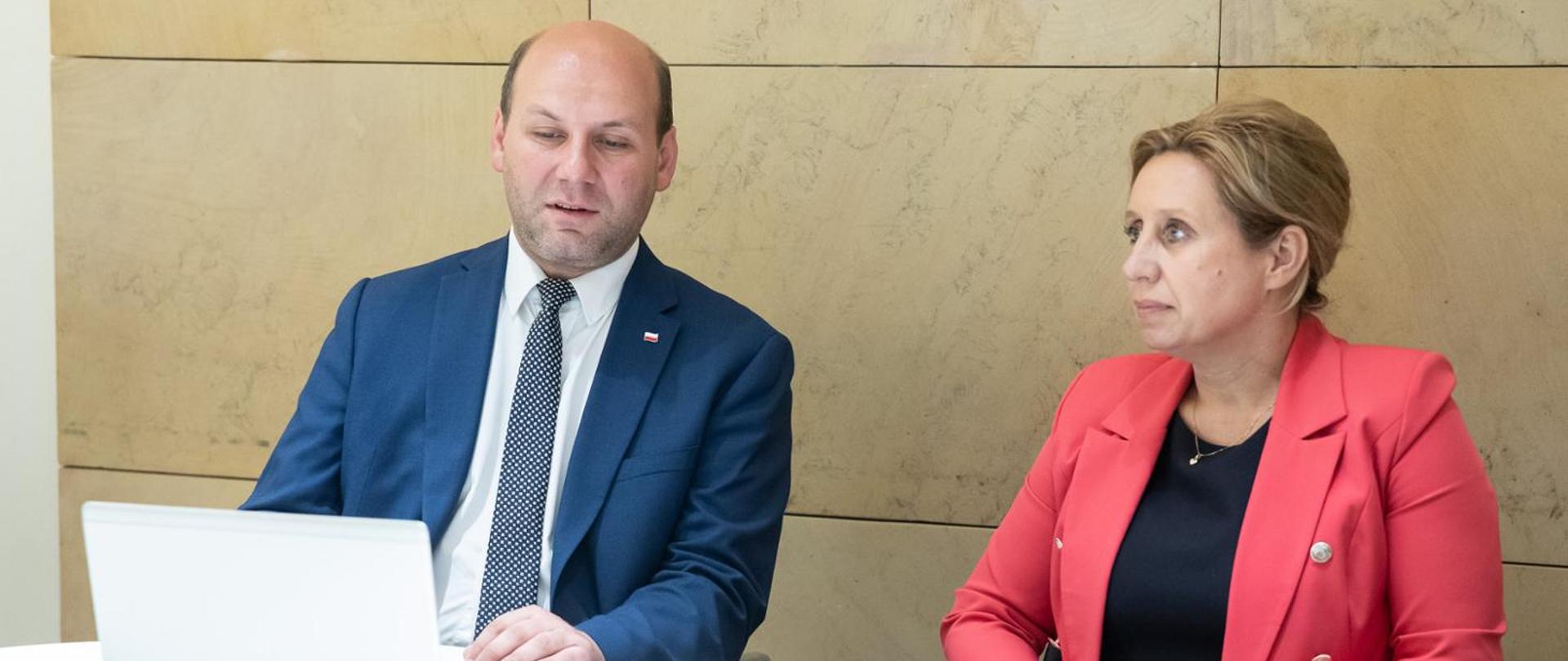 Konferencja online wicemin. Szymona Szynkowskiego vel Sęk z przedstawicielami Polonii i Polaków za granicą