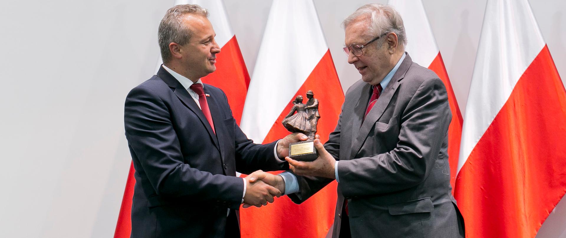 Wybitny reżyser Krzysztof Zanussi odbiera z rąk Mikołaja Bogdanowicza Nagrodę Wojewody Kujawsko-Pomorskiego Za wybitne zasługi dla kultury polskiej