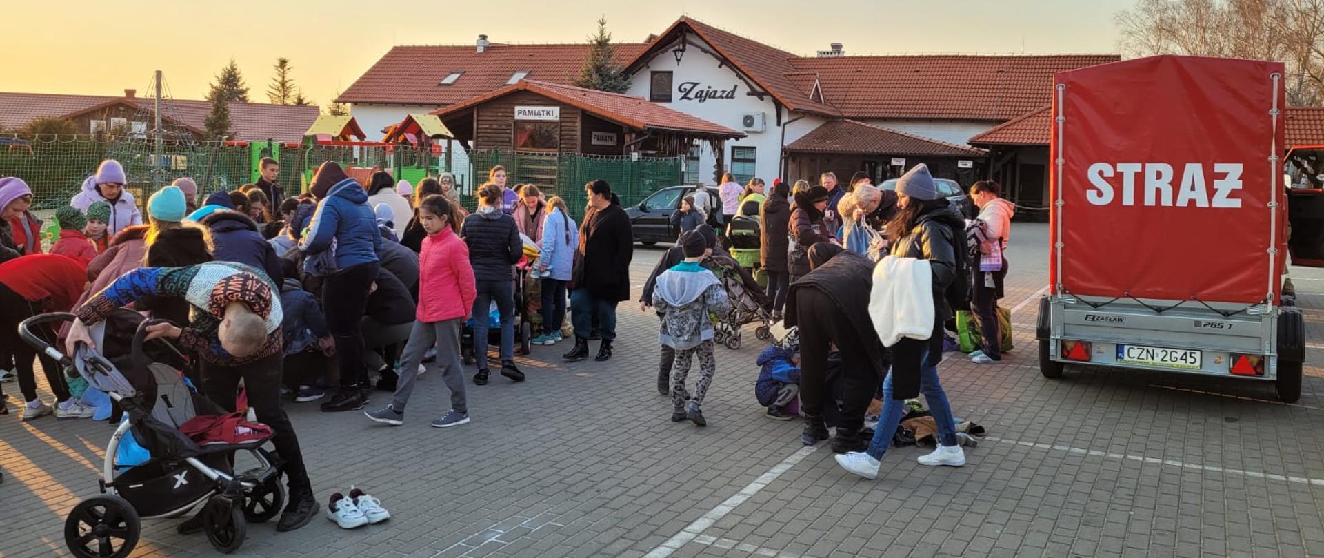 zdjęcie przedstawia moment przekazania zebranych jako pomoc dla Ukrainy rzeczy 