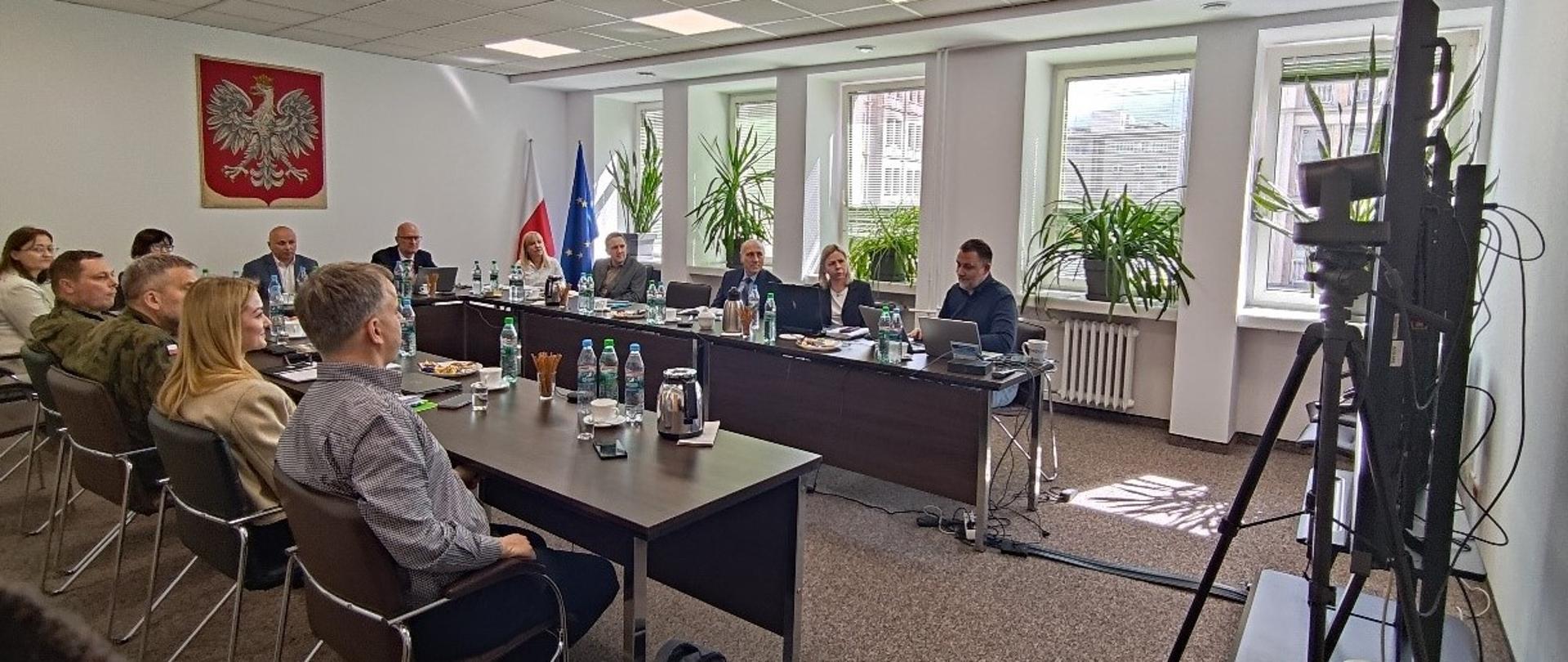 ilustracja przedstawia zdjęcie z sali konferencyjnej z II posiedzenia Zespołu do spraw opracowania koncepcji nowego modelu BDOT10k, BDOO oraz map topograficznych wraz z zasadami ich tworzenia, aktualizacji i udostępniania