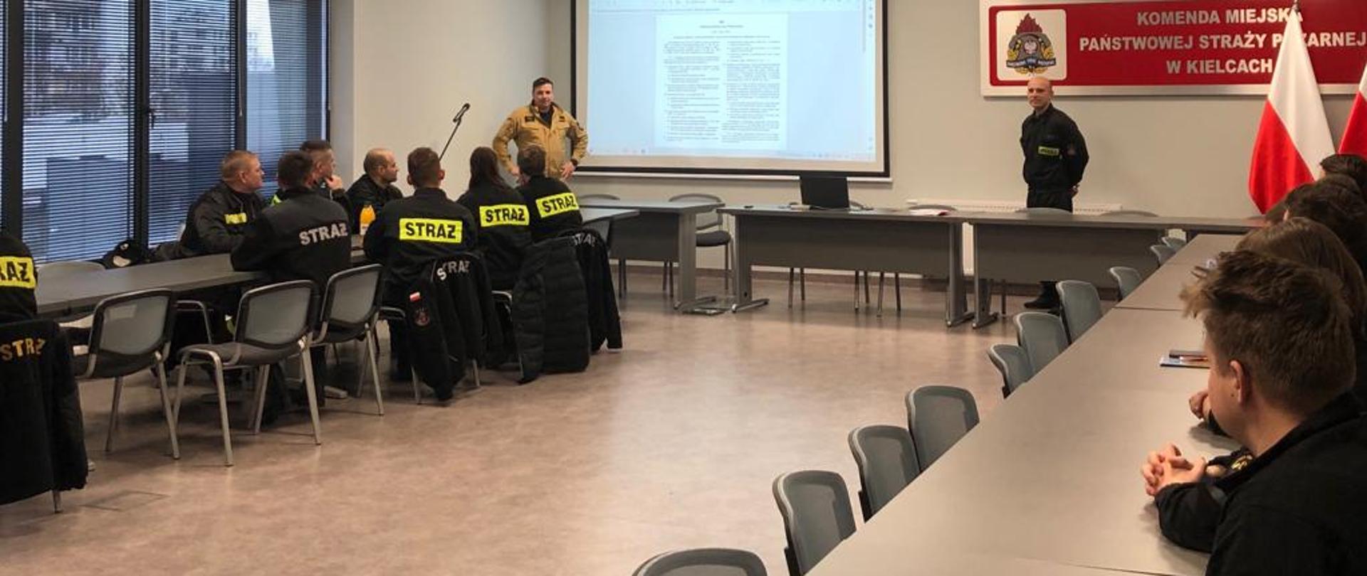Zdjęcie przedstawia uczestników szkolenia dla kierujących działaniem ratowniczym dla druhów zgromadzonych w sali konferencyjnej na terenie Jednostki Ratowniczo-Gaśniczej Nr 1 w Kielcach.