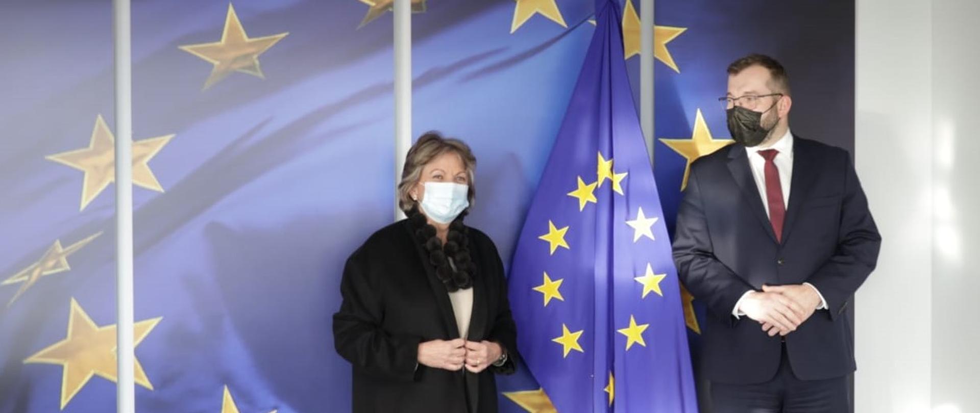 komisarz Elisa Ferreira i minister Grzegorz Puda pozują do pamiątkowego zdjęcia